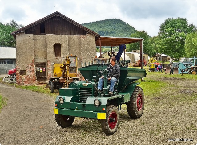 Fotografie Po malých strojích pokračuje král důlních děl a kamenolomů Dumper DR 50.