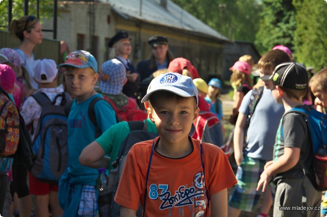 Fotografie Všude spousta dětí, každá třída má vlastní vůz.