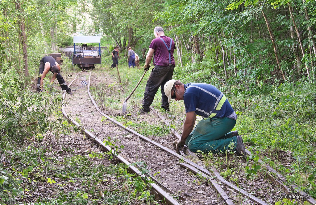 Fotografie Veškeré drobné kolejivo vybíráme…