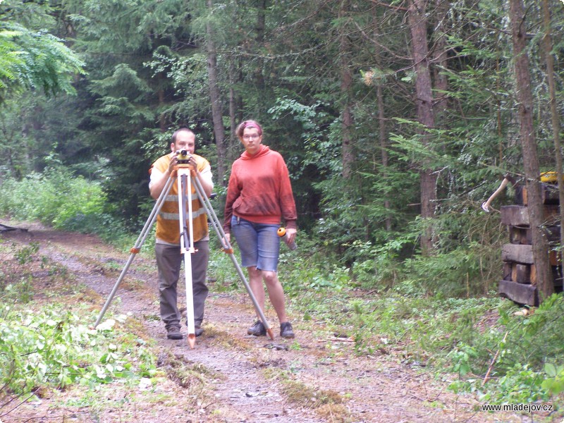 Fotografie Druhý týden zahajujeme činnost na více úsecích zároveň. Zatímco na Hřebči geodeti ještě zatloukají kolíky a kreslí čáry po zemi…