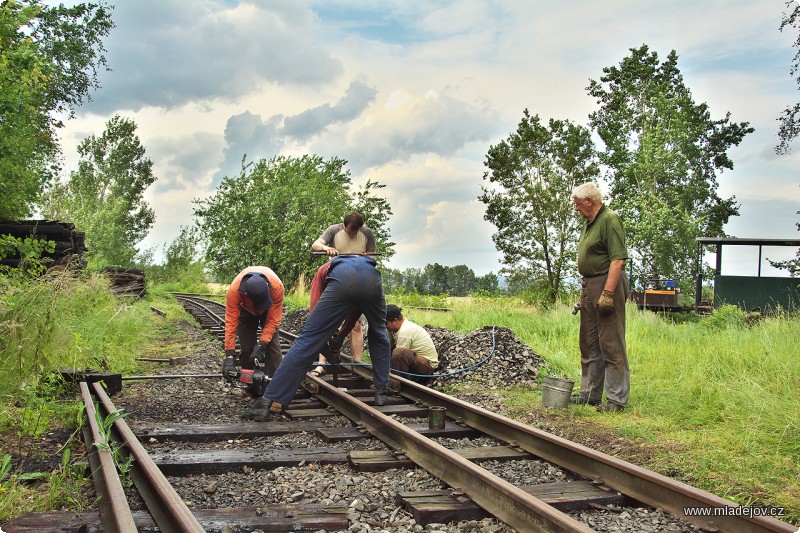 Fotografie Snesená výhybka již slouží o&nbsp;několik polí dál na vjezdu do areálu.