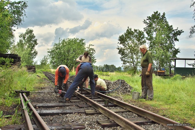 Fotografie Snesená výhybka již slouží o&nbsp;několik polí dál na vjezdu do areálu.