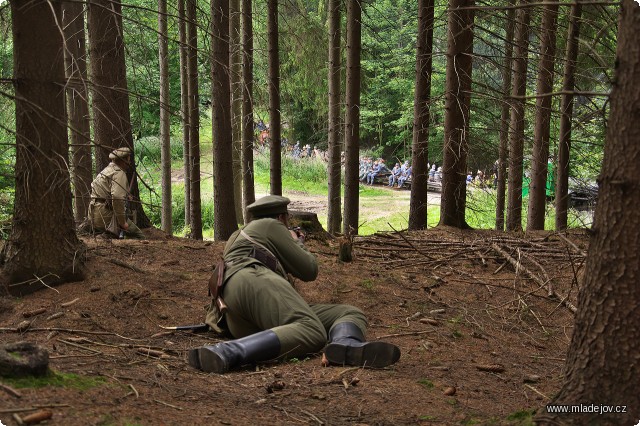 Fotografie A pak v&nbsp;oblouku za stanicí položí léčku na druhou část vojska.