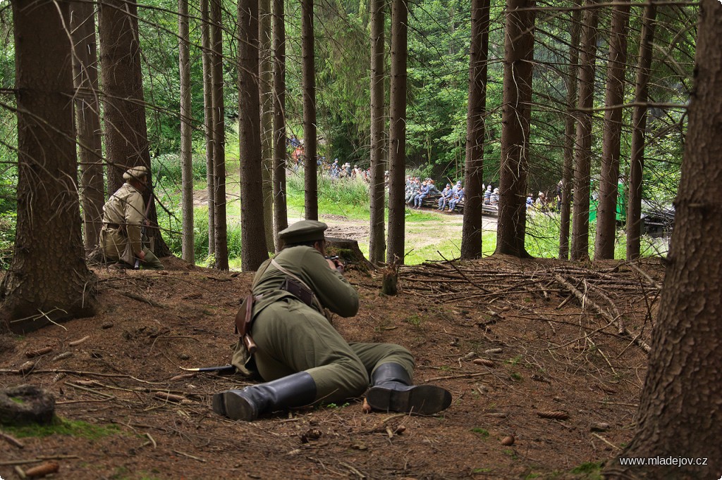 Fotografie A pak v&nbsp;oblouku za stanicí položí léčku na druhou část vojska.