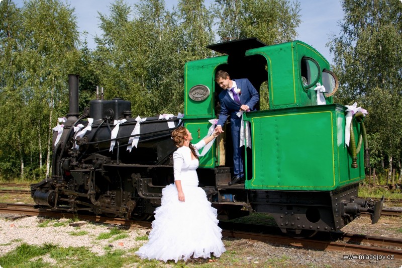 Fotografie Ne, novomanžel se neloučí, aby ji šel roztopit.