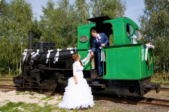 Fotografie Ne, novomanžel se neloučí, aby ji šel roztopit.