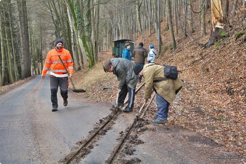 Fotografie Spíše do foroty než z&nbsp;nutnosti čistíme v&nbsp;loňském roce opravený novoveský přejezd.