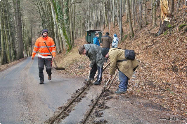 Fotografie Spíše do foroty než z&nbsp;nutnosti čistíme v&nbsp;loňském roce opravený novoveský přejezd.