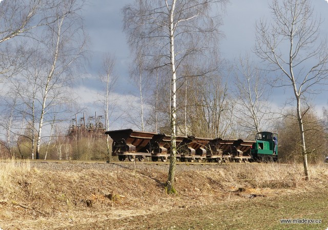 Fotografie Jako první vyráží na Hřebeč den před zahájením brigády štěrkovací souprava.
