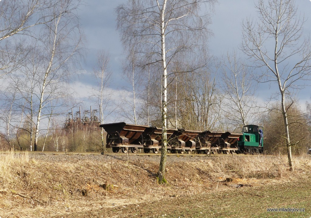 Fotografie Jako první vyráží na Hřebeč den před zahájením brigády štěrkovací souprava.