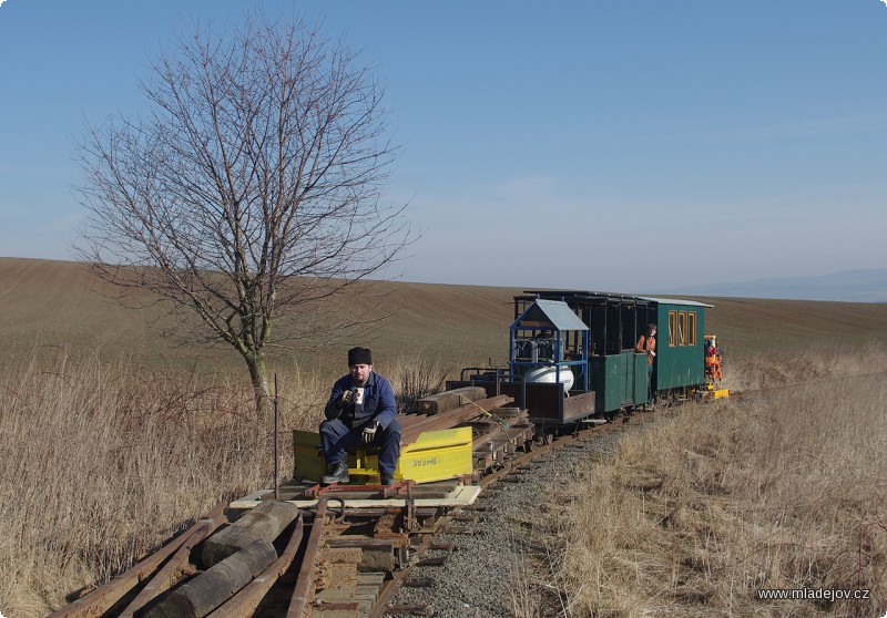 Fotografie Mrazivé ráno s&nbsp;kávou a pracovním vlakem.