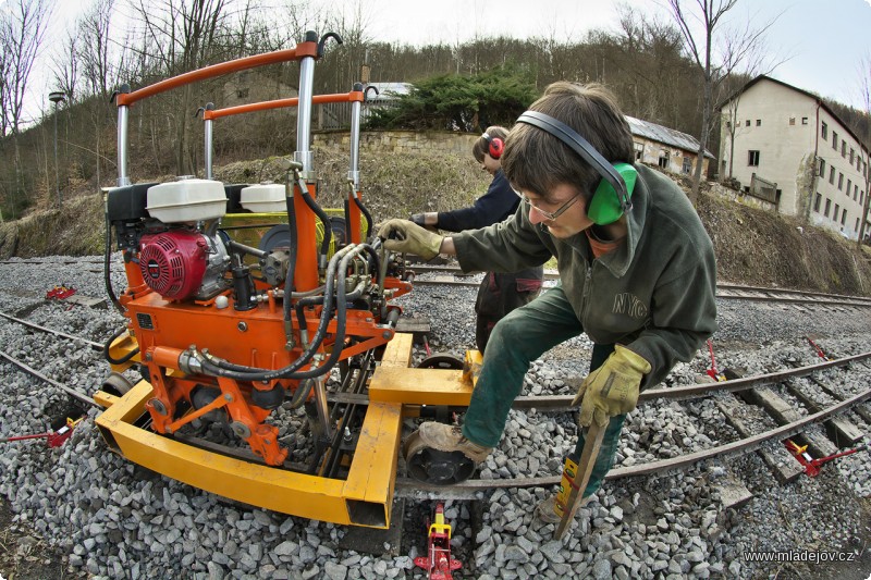 Fotografie V uplynulé zimě vznikl z&nbsp;projektu BH RAIL nový podvozek a podbíječka tím dostala úplně nový uživatelský rozměr.