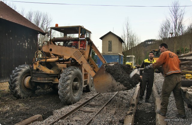 Fotografie Zpět na stavbu. Součástí plánu je i výstavba nástupiště mezi kolejemi.