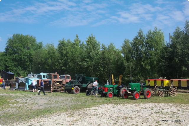 Fotografie Společná expozice spolu s&nbsp;buldozery a dumperem pod širým nebem na úzkorozchodném nádraží v&nbsp;Mladějově.