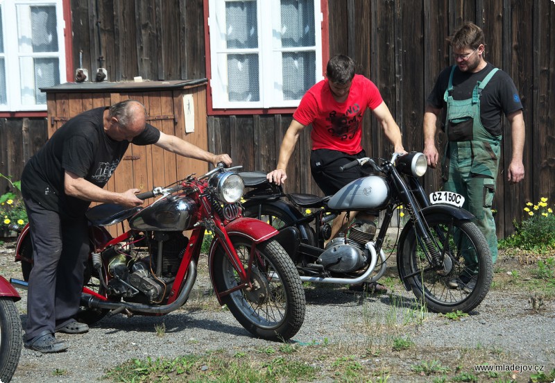 Fotografie Sluníčko úřaduje a vítá jednostopé stroje ze stání ve vnitřních prostorách. Atmosféru a hluk těžkých lokomotivních motorů doplní motocykly.