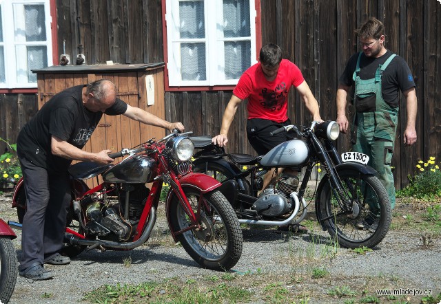 Fotografie Sluníčko úřaduje a vítá jednostopé stroje ze stání ve vnitřních prostorách. Atmosféru a hluk těžkých lokomotivních motorů doplní motocykly.