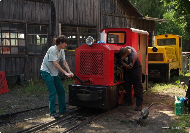 Fotografie Když není elektrický startér, zbývá jen s&nbsp;klikou zápasit.