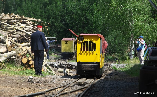 Fotografie V mezičasech mezi osobními vlaky vozí cestující důlní souprava vedená DH 70 D.