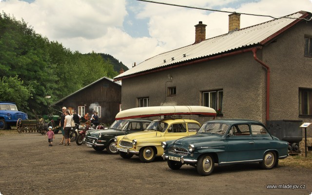 Fotografie Vítáme veterány, kterými přijeli návštěvníci. Zdejší Škoda 1000 MB spolu s&nbsp;hostujícími Octaviemi.