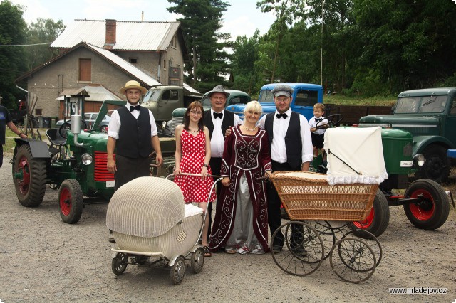 Fotografie V pohybu nejsou jen parní a motorové stroje, ale i celá expozice dětských kočárků.