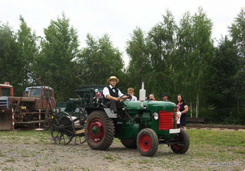 Fotografie Jako druhý se před objektivy předvádí Zetor 15.