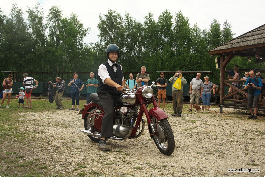 Fotografie Kavalkáda pokračuje krásným strojem Jawa 500 OHC.