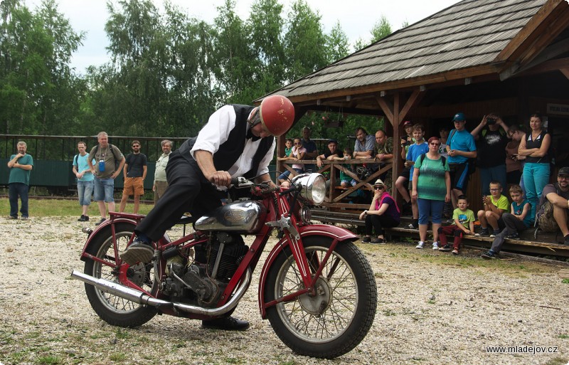 Fotografie Další na řadě je Jawa 350 OHV předválečné výroby s&nbsp;mistrem Slámou v&nbsp;sedle.