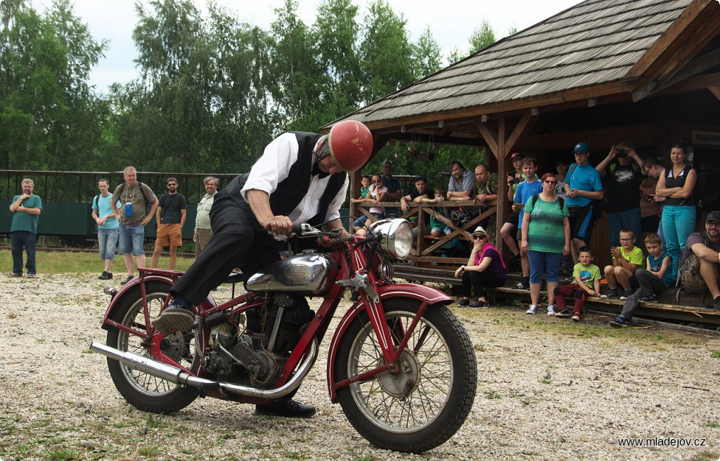 Fotografie Další na řadě je Jawa 350 OHV předválečné výroby s&nbsp;mistrem Slámou v&nbsp;sedle.