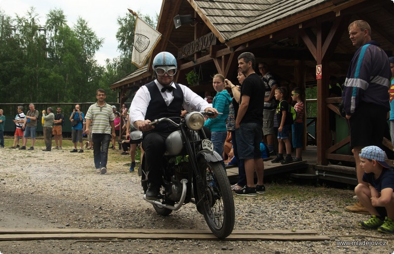 Fotografie ČZ 150 C v&nbsp;plném nasazení.