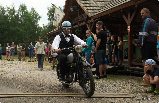 Fotografie ČZ 150 C v&nbsp;plném nasazení.