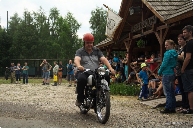 Fotografie Předvádění se účastní i hosté ze svitavského motoklubu.