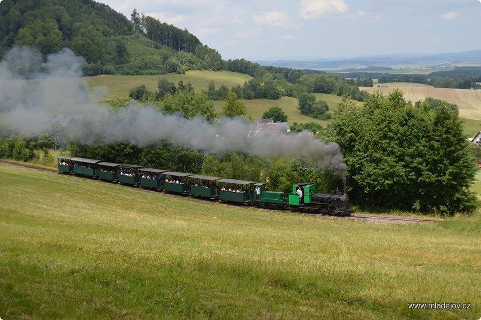 Fotografie ... i s&nbsp;plnou soupravou si obě lokomotivy hravě poradily.