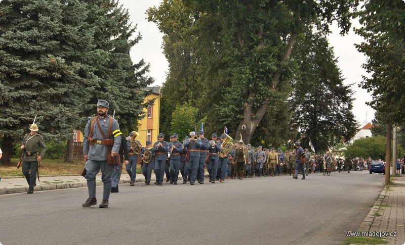 Fotografie Pochod na Rybní náměstí, kde vojáci vzdají hold u&nbsp;nově odhaleného pomníku.