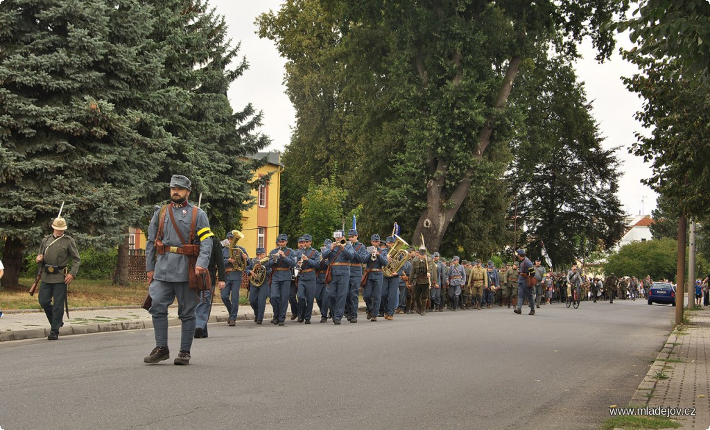 Fotografie Pochod na Rybní náměstí, kde vojáci vzdají hold u&nbsp;nově odhaleného pomníku.