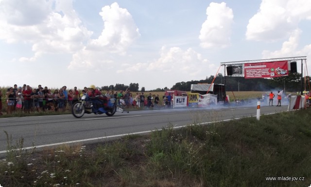 Fotografie Alespoň jeden záběr z&nbsp;desetivteřinové jízdy dragsteru…
