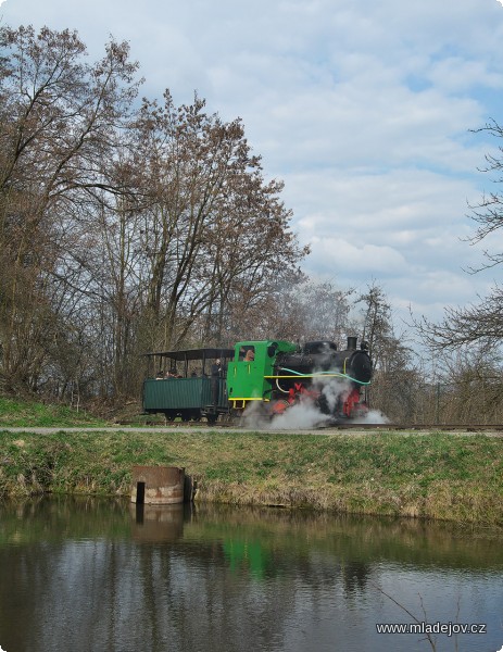 Fotografie S jedním vozem u&nbsp;rybníčku to jede téměř samo.