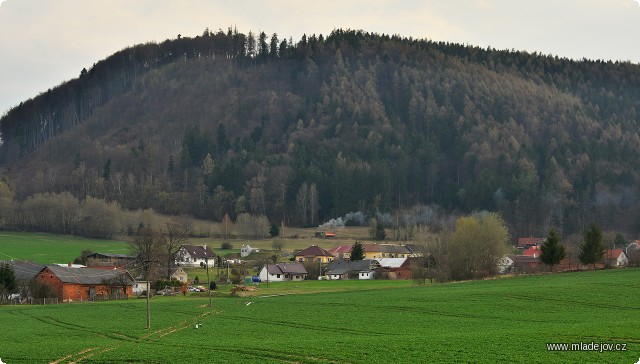 Fotografie Dvojice lokomotiv nad krásnou vesničkou pod Mladějovským vrchem.