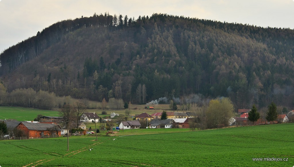 Fotografie Dvojice lokomotiv nad krásnou vesničkou pod Mladějovským vrchem.