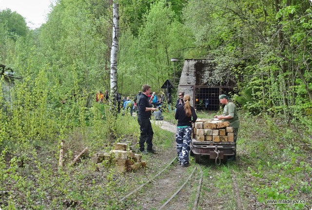 Fotografie K odvozu vytěžených cihel jsme používali pochopitelně kolejovou dopravu, která zajížděla tak blízko před štolu, jak to jen šlo.