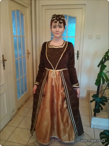 Fotografie Šaty renesanční hnědé, velikost 36 až 50, výška 155 až 160 cm, zadní šněrování
