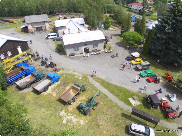 Fotografie Na hlavním prostranství byly k&nbsp;vidění nejen náklaďáky ze stabilní výstavky, ale i vozidla návštěvníků. Jak meziválečné vozy, tak třeba youngtimery.