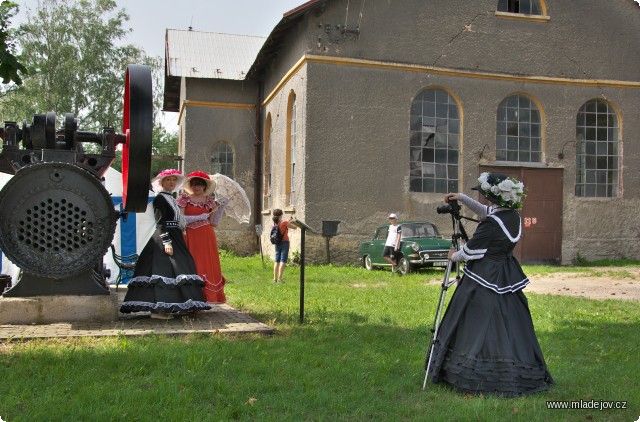 Fotografie Na návštěvu přijely také dámy v&nbsp;historických kostýmech.