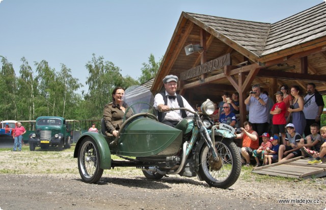 Fotografie Jawa 500 OHV Rumpál se sajdkárou během předváděčky jednostopých strojů.