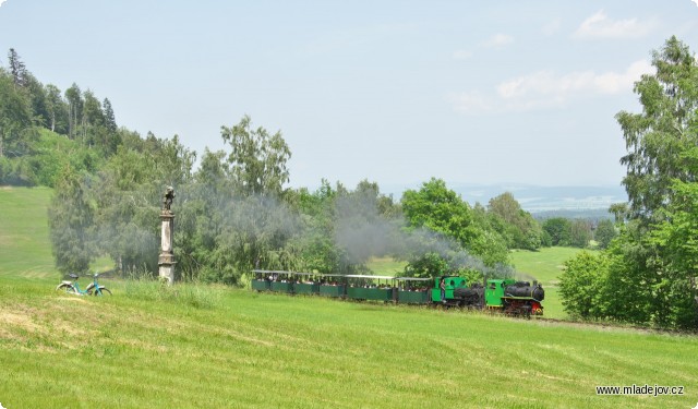 Fotografie V provozu se celý den střídaly v&nbsp;čele vlaků obě parní lokomotivy. Po odpoledni se povedlo zařídit i přípřež do Nové Vsi.