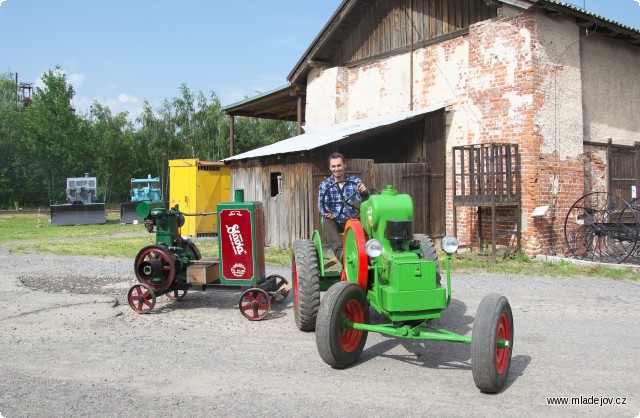 Fotografie Poslední fotkou se nám loučí traktor Svoboda DK 12 a stabilní motor Slavia.