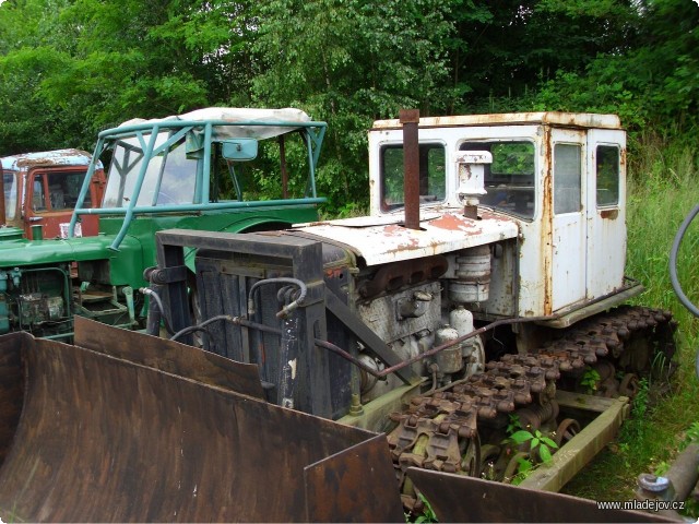 Fotografie Sovětský buldozer DT-54 před zahájením prací v&nbsp;roce 2014.