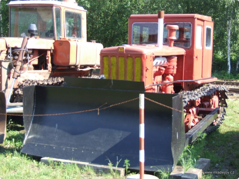 Fotografie Výsledný nátěr včetně krytu chladiče, v&nbsp;dobré společnosti vedle DT-75 a dalších pásových traktorů.
