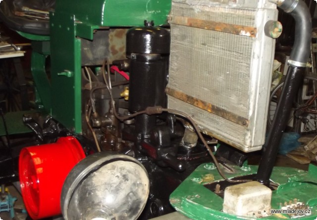 Fotografie Pohled na rozpracovaný motor a chladič.