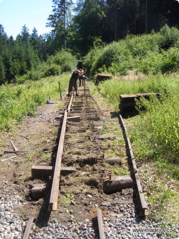 Fotografie To dá ještě chvilku práce, než tudy projede opět vlak.