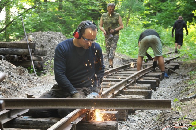 Fotografie Rekonstrukce si žádá výměnu některých kolejí, nové krátíme většinou na místě.